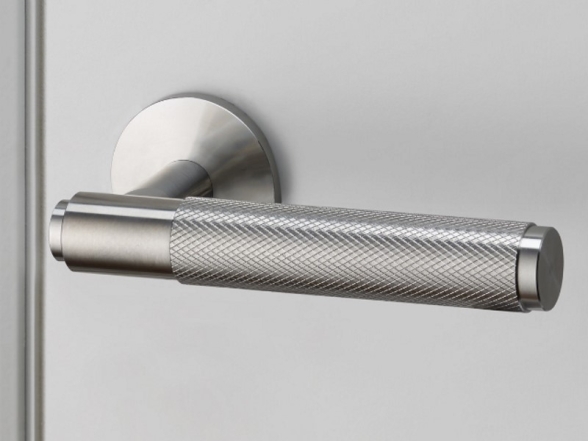 Дверные ручки на розетке под хром