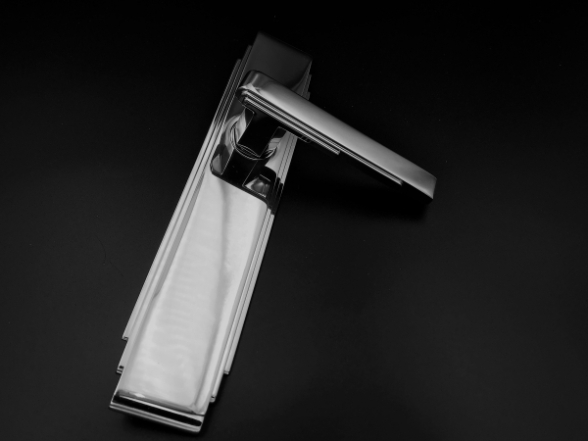 Дверные ручки на планке хром