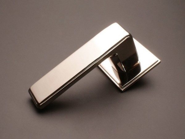 Ручки на розетке для входных дверей