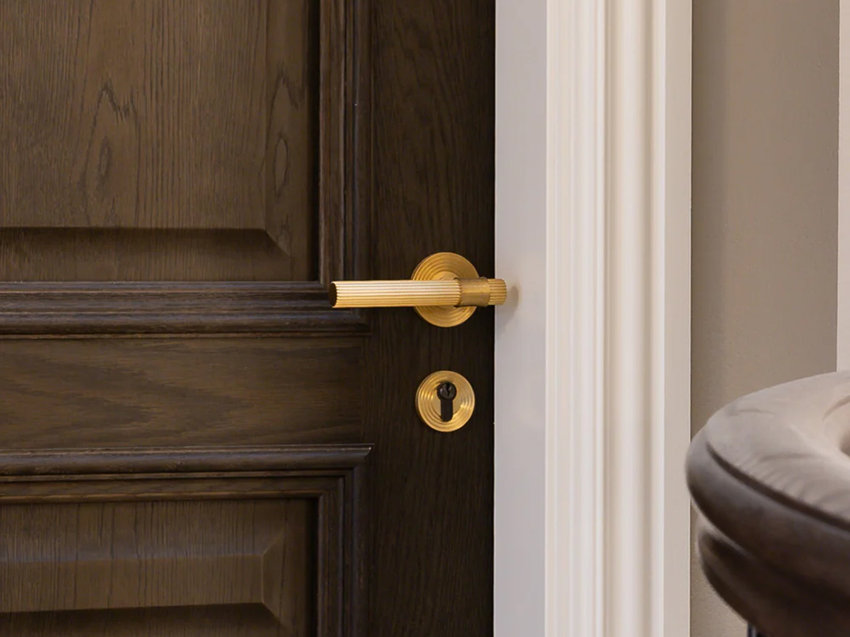 Дверная ручка на розетке Oliver Knights Annabelle полированная латунь