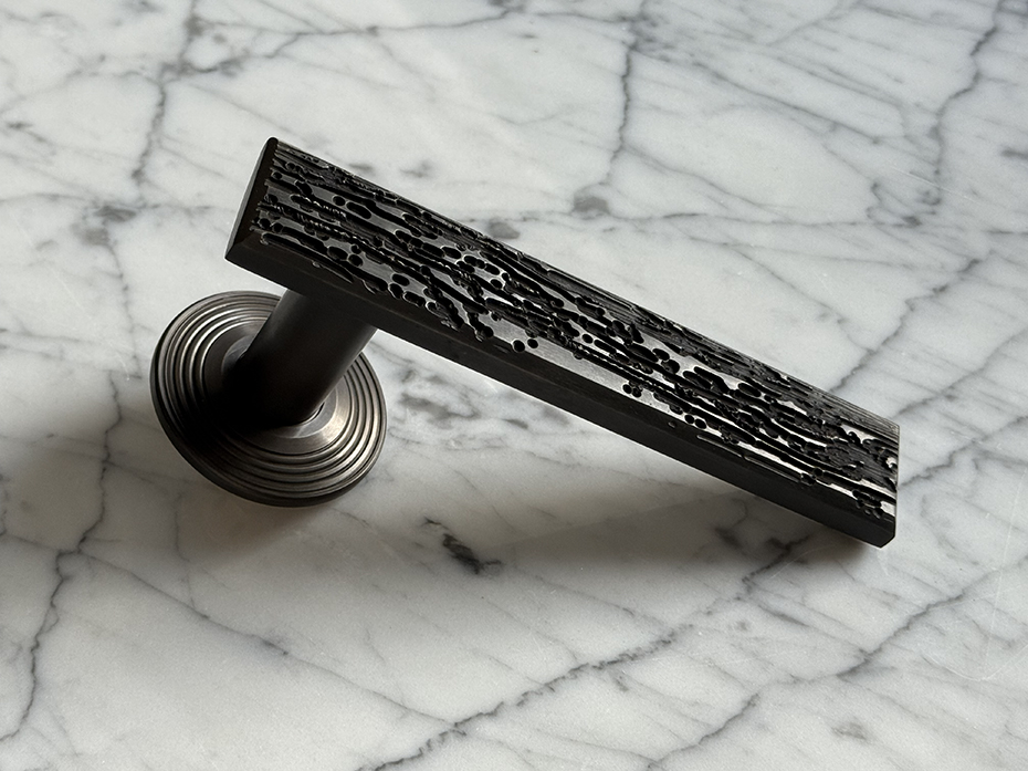 Дверная ручка на розетке Oliver Knights Serlo LH чёрная бронза