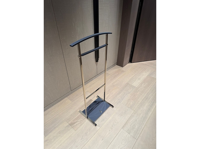 Напольная вешалка для одежды FURNITEK FG-092 из латуни и натуральной кожи полированный никель