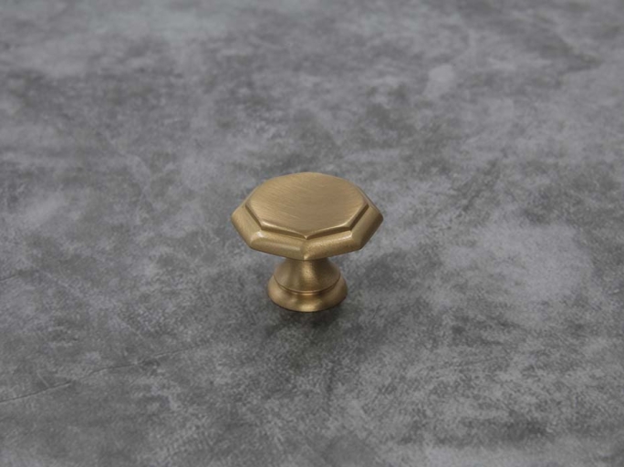 Мебельная ручка кнопка Enrico Cassina 146 матовая латунь